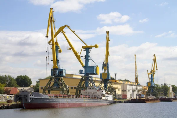 Grue chargeant des marchandises dans la ville portuaire fluviale de Moscou — Photo