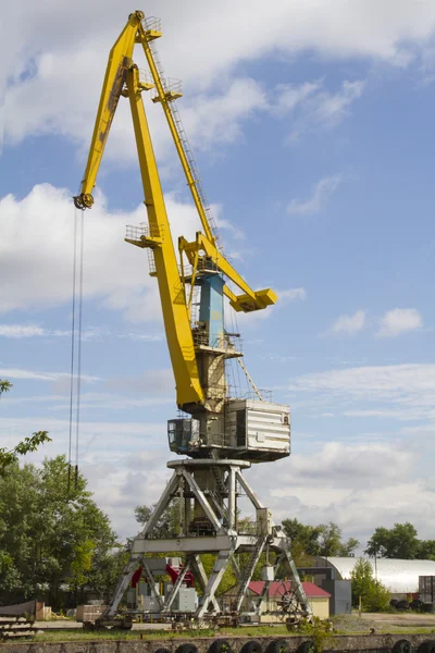 Grue chargeant des marchandises dans la ville portuaire fluviale de Moscou — Photo