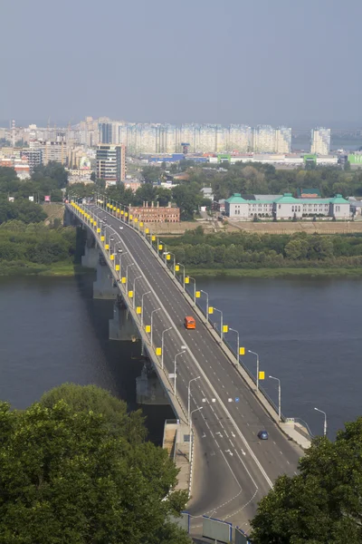 Blick auf die Brücke über den Fluss Oka in Nischni Nowgorod — Stockfoto