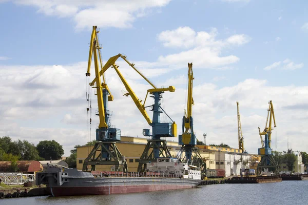 Grue chargeant des marchandises dans la ville portuaire fluviale de Moscou — Photo