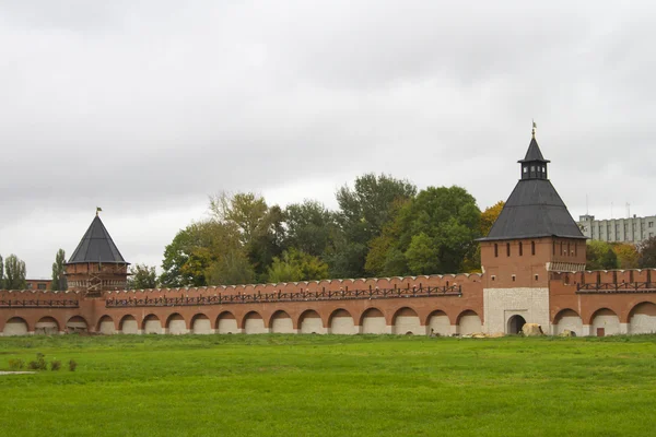 图拉克里姆林宫的墙和警卫的砖塔 — 图库照片