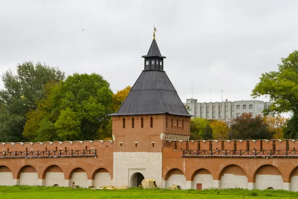 Cihlová zeď a stráž věž tula Kremlu — Stock fotografie