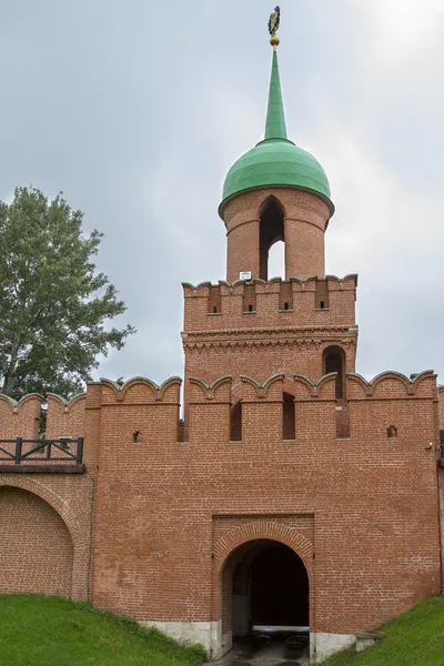 Cihlová zeď a stráž věž tula Kremlu — Stock fotografie