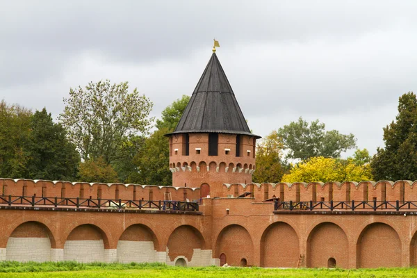 Кирпичная стена и сторожевая башня Тульского Кремля — стоковое фото