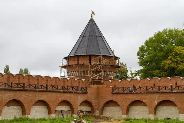 Ziegelmauer und Wachturm des tula kremlin — Stockfoto