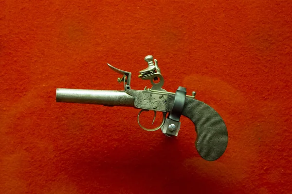 Старый пистолет — стоковое фото