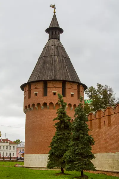 Muralla de ladrillo y torre de guardia del Kremlin de Tula — Foto de Stock