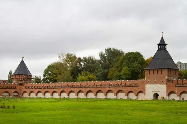 Tegel vägg och vakt torn av tula Kreml — Stockfoto