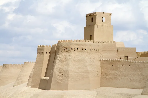 La muralla de la fortaleza en la ciudad vieja de Jiva, Uzbekistán — Foto de Stock