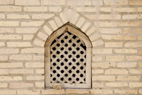Ein Fenster mit Holzrahmen in einer Ziegelwand — Stockfoto