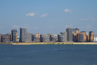 Modern quarters nehrin kabanko kıyısında bir kazan