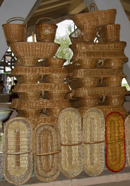 在塔什干市集上柳条篮 — 图库照片