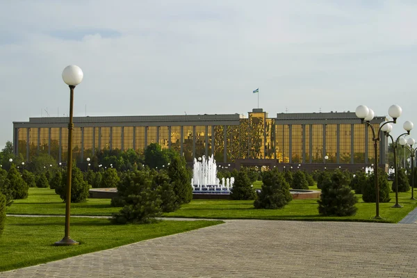Здание министерства в Ташкенте — стоковое фото