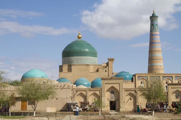 Bazaar at the walls of the architectural ensemble of the XI century - Islam Khoja — Stock Photo, Image