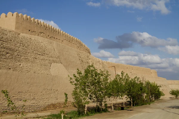 O muro da fortaleza na cidade velha de Khiva, Uzbequistão — Fotografia de Stock