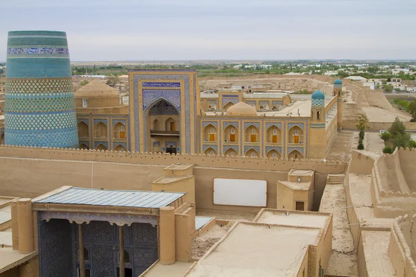 A vista das muralhas da fortaleza da cidade velha de Khiva — Fotografia de Stock