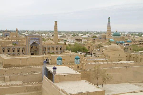 La vista dalle mura della fortezza della città vecchia di Khiva — Foto Stock