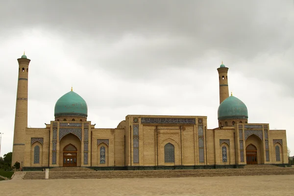 Sexta-feira Mesquita XIX século Hazrat Imam Square em Tashkent, Uzbequistão — Fotografia de Stock