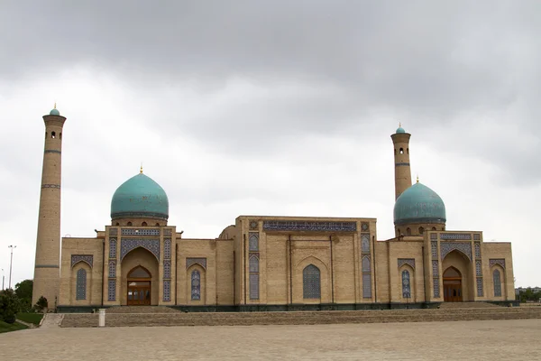 星期五清真寺十九世纪圣人伊玛目广场在塔什干，乌兹别克斯坦 — 图库照片