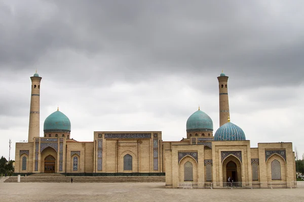 Sexta-feira Mesquita XIX século Hazrat Imam Square em Tashkent, Uzbequistão — Fotografia de Stock