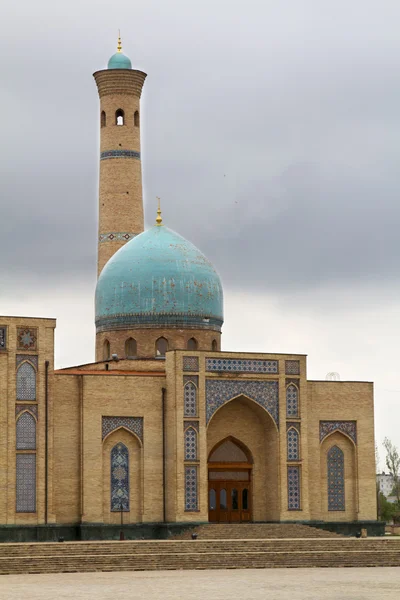 Sexta-feira Mesquita XIX século Hazrat Imam Square em Tashkent, Uzbequistão — Fotografia de Stock