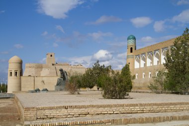 eski şehrin Hiva, Özbekistan bir kale önünde alanı