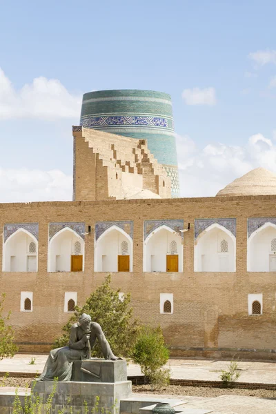 La zone en face de la forteresse dans la vieille ville de Khiva, Ouzbékistan — Photo