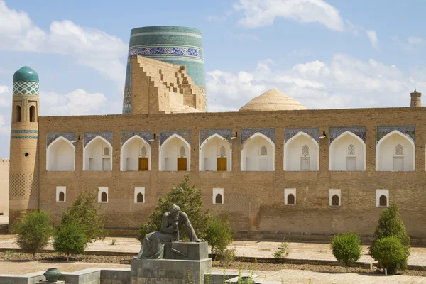 La zone en face de la forteresse dans la vieille ville de Khiva, Ouzbékistan — Photo