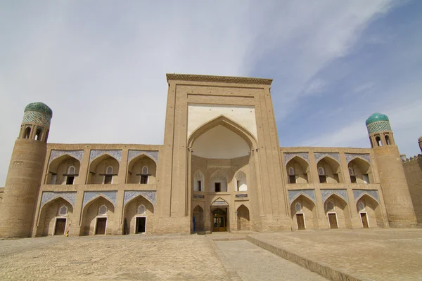 Madrassa in de Centraal Aziatische stad van Xiva, Oezbekistan — Stockfoto