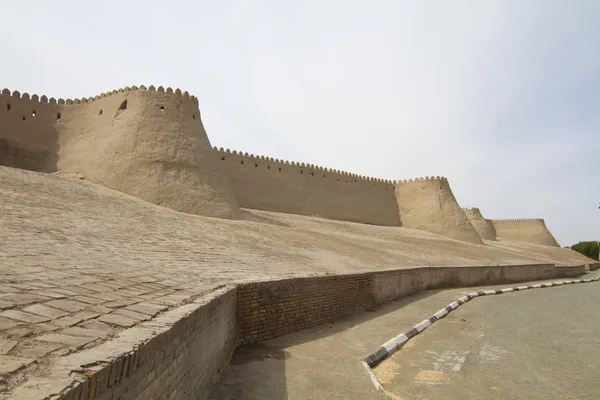 O muro da fortaleza na cidade velha de Khiva, Uzbequistão — Fotografia de Stock