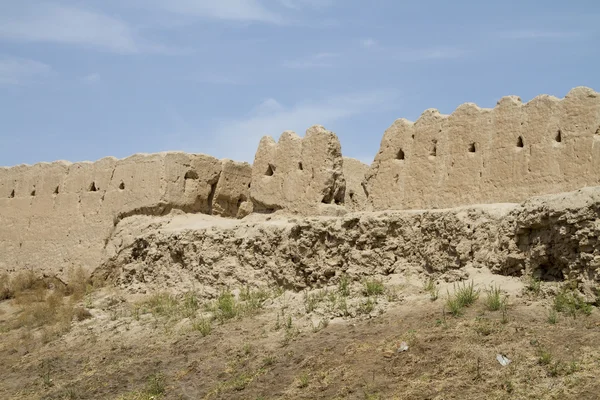 La muralla de la fortaleza en la ciudad vieja de Jiva, Uzbekistán — Foto de Stock