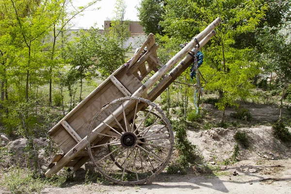 Chariot en bois pour le transport du bois de chauffage, avec une inscription peinte en ouzbek - taxi — Photo
