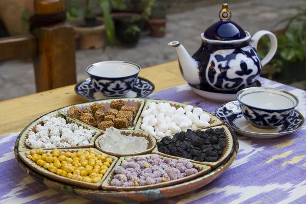 Σερβίρεται παραδοσιακή φιλοξενία του Ουζμπεκιστάν - τσάι και γλυκά — Φωτογραφία Αρχείου