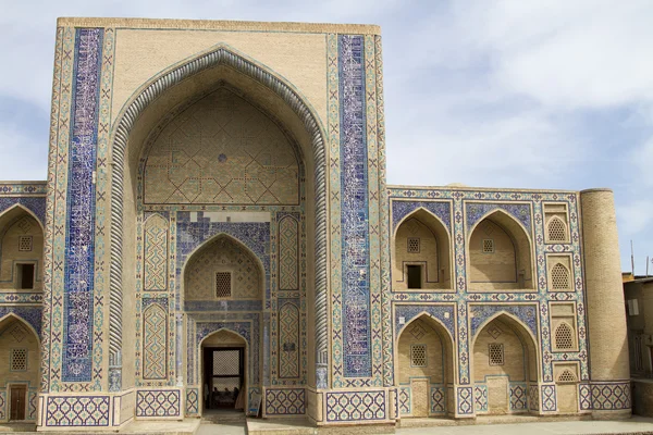 Madraza en la ciudad centroasiática de Jiva, Uzbekistán — Foto de Stock
