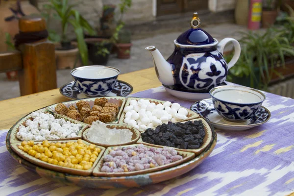 Traditionele Oezbeekse gastvrijheid - wordt thee en snoep geserveerd — Stockfoto