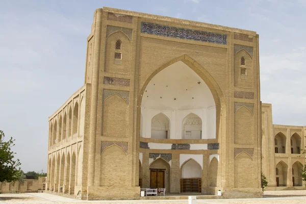 O edifício de madrasas na antiga cidade da Ásia Central — Fotografia de Stock