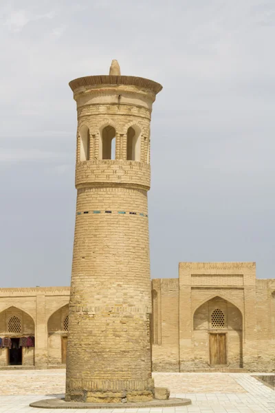 Un petit minaret de la mosquée près de la vieille ville d'Asie centrale — Photo