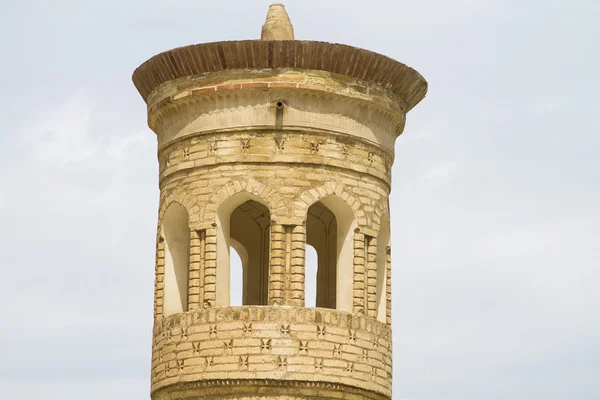 Ein kleines Minarett der Moschee in der Nähe der Altstadt in Zentralasien — Stockfoto