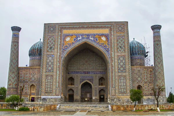 Ulugbek Madrasah en la Plaza Registan en Samarcanda, Uzbekistán —  Fotos de Stock