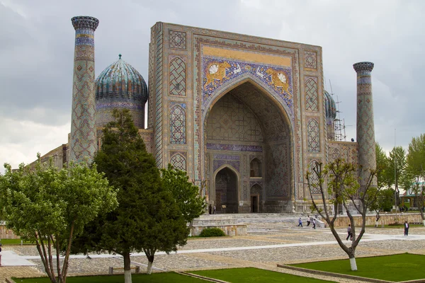 Ulugbek Madrassa op het registan plein in samarkand, Oezbekistan — Stockfoto