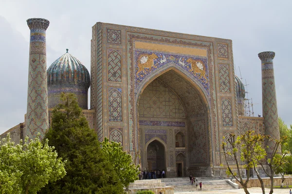 Ulugbek madrasah na placu registan w Samarkandzie, w Uzbekistanie — Zdjęcie stockowe