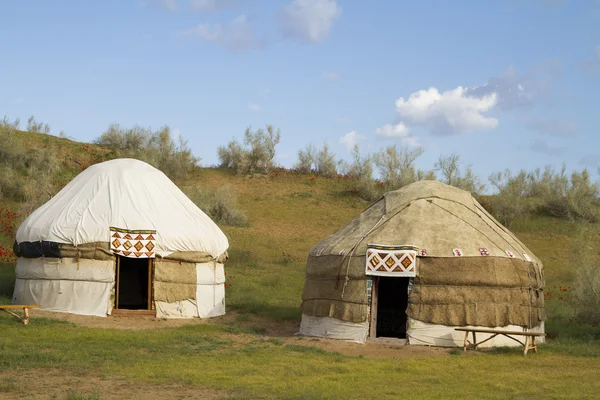 Iurte cazaque no deserto de Kyzylkum, no Uzbequistão — Fotografia de Stock