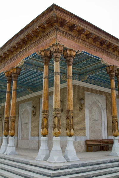 Snidade trä kolumner i den gamla moskén — Stockfoto