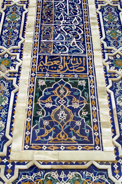 Um fragmento de um padrão em um edifício religioso no Uzbequistão — Fotografia de Stock