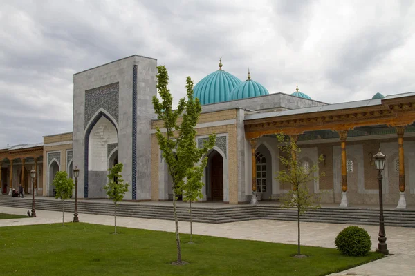 Moschea musulmana in una piccola città in Uzbekistan — Foto Stock