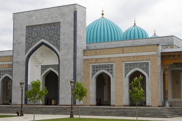 Moschea musulmana in una piccola città in Uzbekistan — Foto Stock