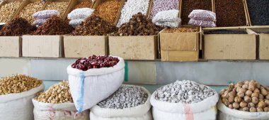 fındık ve kuru meyve çarşı üstünde satış