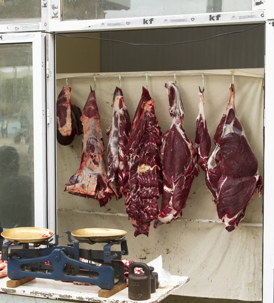 Venta de carne fresca en el mercado en Uzbekistán — Foto de Stock