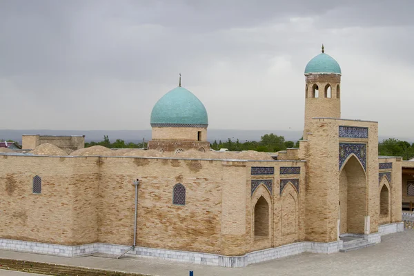 Moskén i en liten stad i uzbekistan — Stockfoto