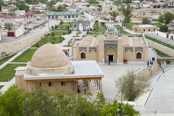 Vista desde la colina sobre una mezquita y una pequeña ciudad uzbeka —  Fotos de Stock